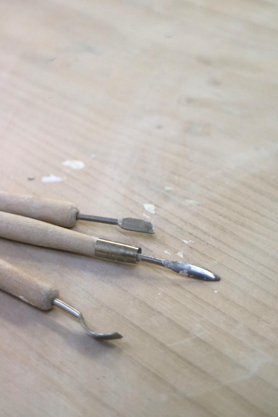 Peces de ceràmica fetes a mà al taller de Sants