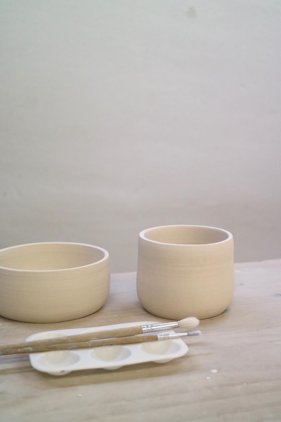 Taller de pintar una peça de ceràmica a Sants